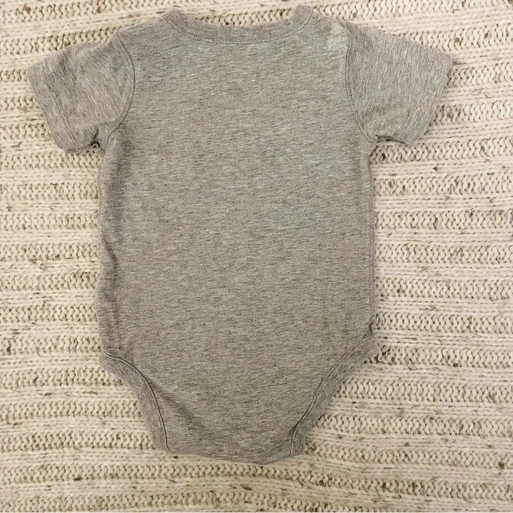 GAP‎ 12-18 months gray and green short sleeve onesie​